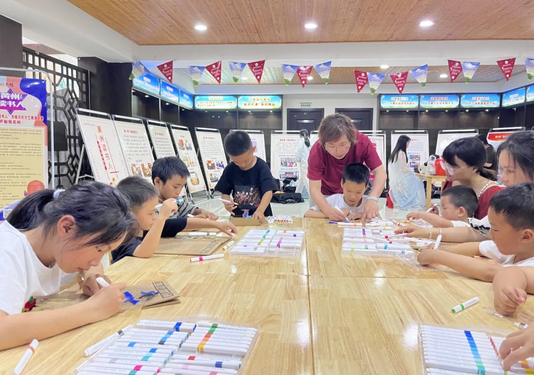 黄州图书馆五一文化盛宴：书香与创意共绘东坡庙会新图景