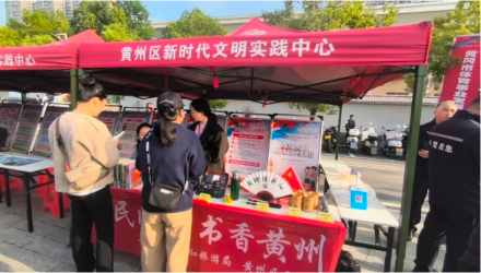 书香浸润运动场:黄州区图书馆开展“全民阅读·书香黄州”基层服务活动 书香浸润运动场:黄州区图书馆开展“全民阅读·书香黄州”基层服务活动