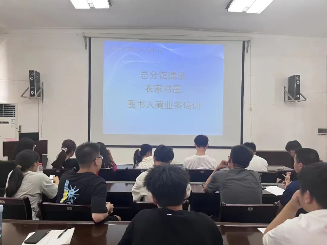 区图书馆开展农家书屋图书入藏工作